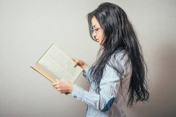 Glückliche Frau Beim Lesen Mädchen Schaut Über Altes Buch — Stockfoto