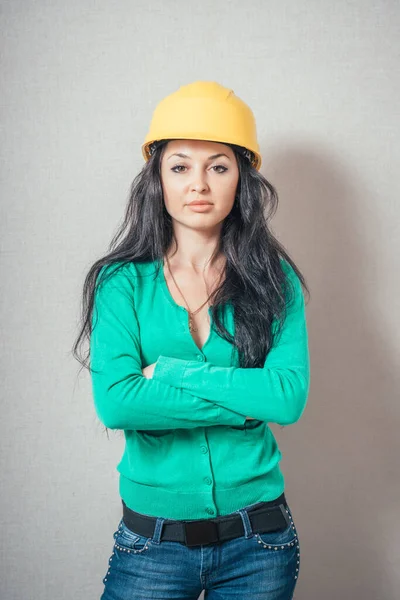 Jovem Arquiteta Construtora Usando Chapéu Amarelo — Fotografia de Stock