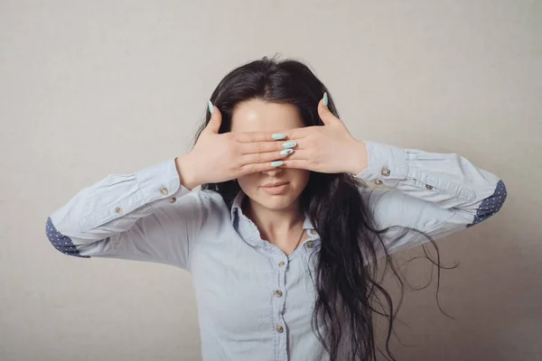 Mujer Cerró Los Ojos Con Las Manos Sobre Fondo Gris — Foto de Stock