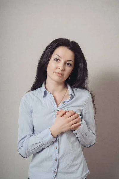 Mujer Entrega Pecho Corazón Sobre Fondo Gris —  Fotos de Stock