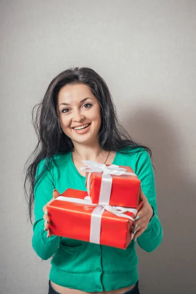 Retrato Joven Casual Feliz Sonriente Mujer Sostiene Caja Regalo Roja — Foto de Stock