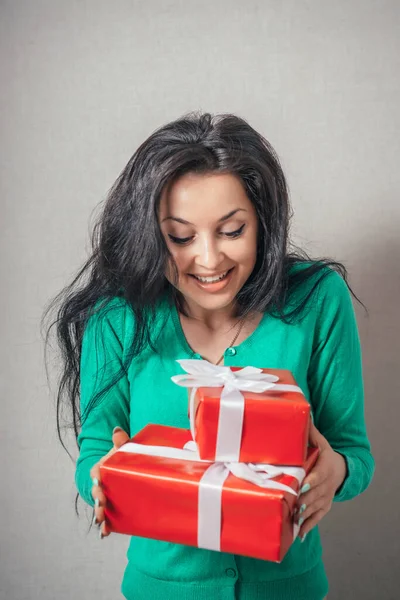 Портрет Молодой Счастливой Девушки Красной Подарочной Коробкой Изолированная Модель Студии — стоковое фото