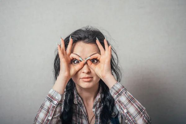 Una Donna Che Guarda Attraverso Cornice Delle Dita Facendo Occhiali — Foto Stock