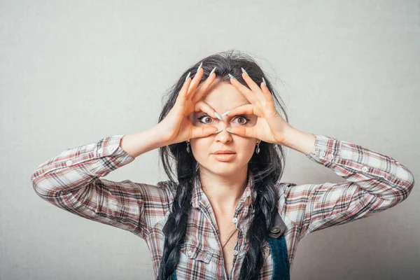 Seorang Wanita Melihat Melalui Bingkai Jari Membuat Kacamata Teropong Mata — Stok Foto