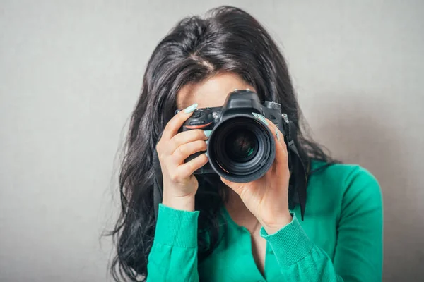 Fotografía Femenina Sosteniendo Una Cámara — Foto de Stock