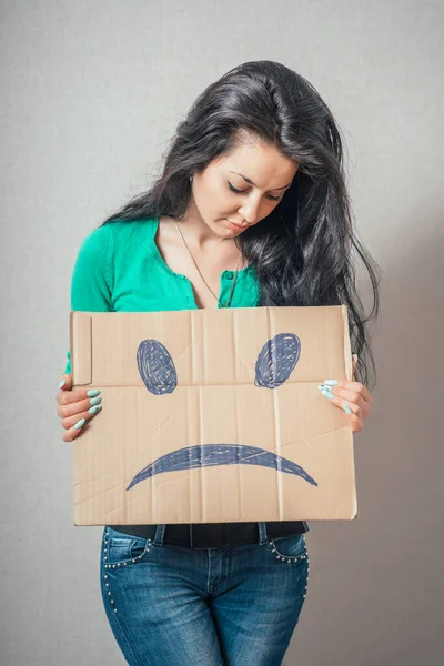 Młoda Kobieta Biznesu Trzyma Papier Nieszczęśliwym Smutnym Uśmiechem Szarym Tle — Zdjęcie stockowe