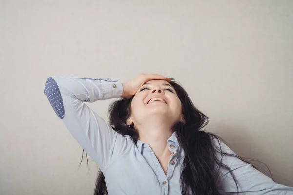 Vrouwenhand Zijn Hoofd Onthouden Vergeten Een Gebaar Een Grijze Achtergrond — Stockfoto