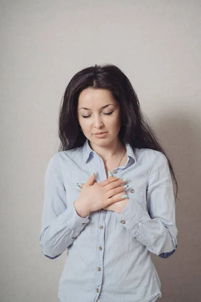 Mujer Entrega Pecho Corazón Sobre Fondo Gris —  Fotos de Stock