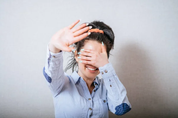 Γυναίκα Που Δείχνει Στάση Μάτια Χέρι Κλειστό Γκρι Φόντο — Φωτογραφία Αρχείου