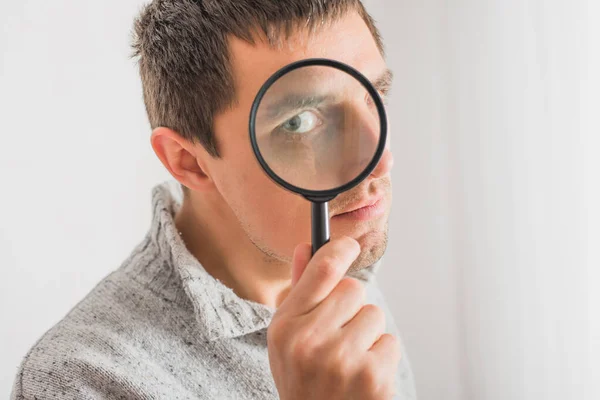 Joven Contra Fondo Estudio — Foto de Stock