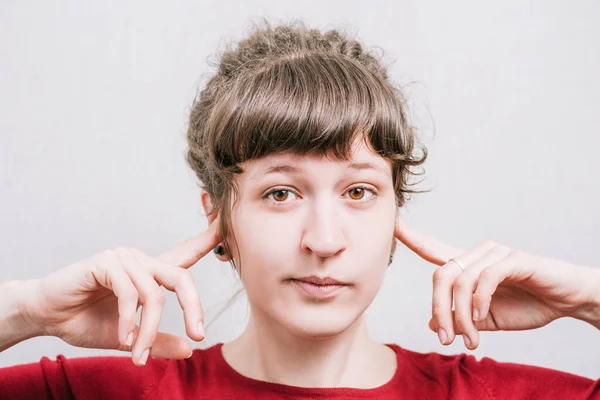 Γυναίκα Καλύπτει Αυτιά Της Γκρι Φόντο — Φωτογραφία Αρχείου
