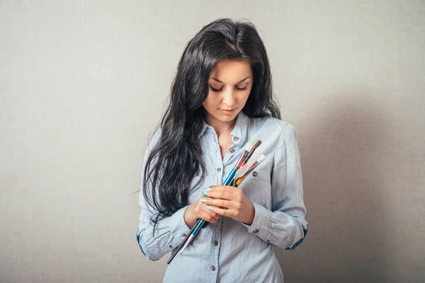 Boya Fırçalı Sanatçı Kıza Yakın Çekim — Stok fotoğraf