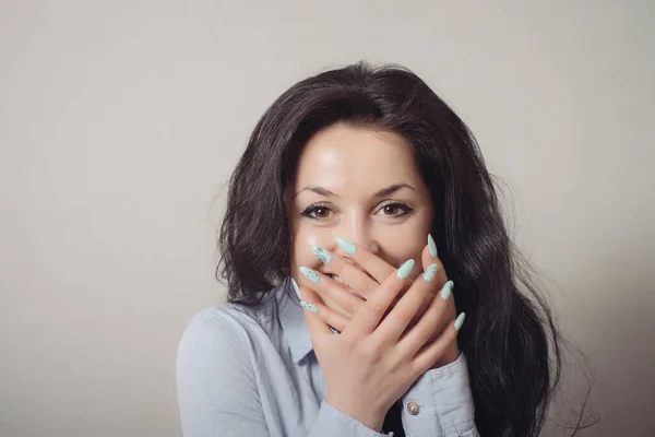 Opgewonden Vrouw Gelukkig Glimlach Bedek Haar Mond Met Hand Palm — Stockfoto