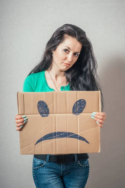 Młoda Kobieta Biznesu Trzyma Papier Nieszczęśliwym Smutnym Uśmiechem Szarym Tle — Zdjęcie stockowe