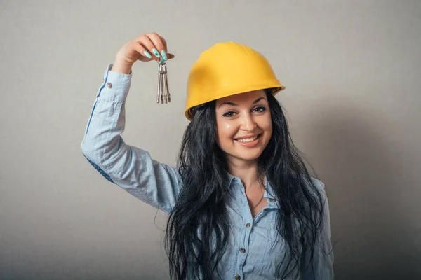 Empresária Sorridente Com Capacete Segurando Chaves — Fotografia de Stock