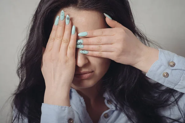 Žena Zavřela Oči Rukou Šedém Pozadí — Stock fotografie