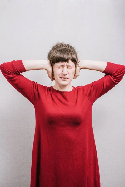 Mujer Cubriéndose Las Orejas Sobre Fondo Gris — Foto de Stock