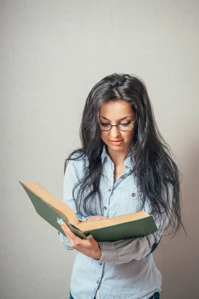 Glückliche Frau Beim Lesen Mädchen Schaut Über Altes Buch — Stockfoto