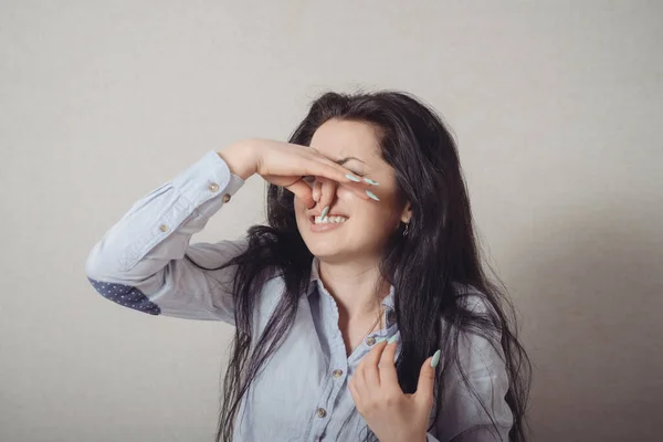 Mujer Cerró Nariz Con Mano Mal Olor Sobre Fondo Gris — Foto de Stock