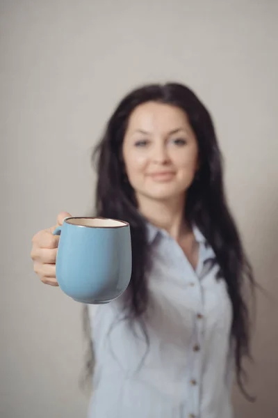Une Femme Offre Une Tasse Café Thé Sur Fond Gris — Photo