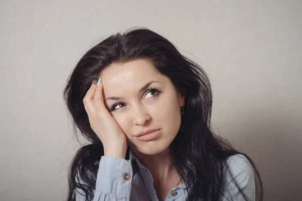 Vrouw Verveeld Moe Een Grijze Achtergrond — Stockfoto