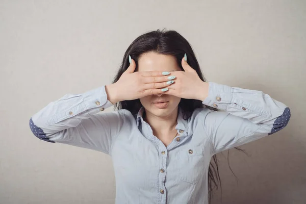 Mujer Cerró Los Ojos Con Las Manos Sobre Fondo Gris — Foto de Stock