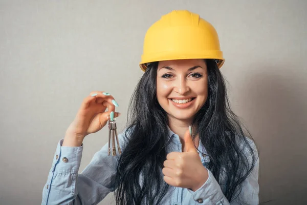 Empresária Sorridente Com Capacete Segurando Chaves — Fotografia de Stock