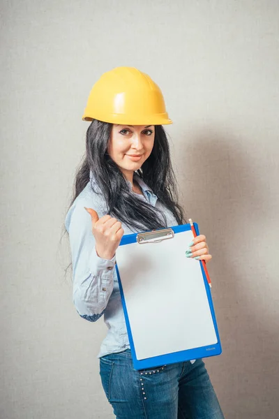 Engenheira Sorri Escreve Papel Negócios Capacete Protetor Amarelo — Fotografia de Stock