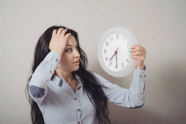 Una Mujer Con Reloj Pared Llega Tarde Sobre Fondo Gris — Foto de Stock