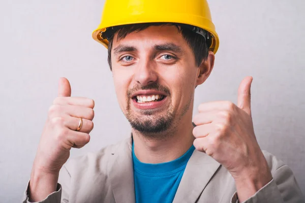 Homem Capacete Construção Mostrando Polegares Para Cima — Fotografia de Stock