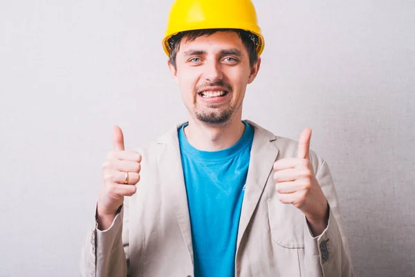 Homem Capacete Construção Mostrando Polegares Para Cima — Fotografia de Stock