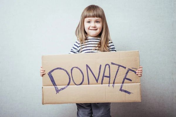 Klein Meisje Met Papier Boord Donaties — Stockfoto