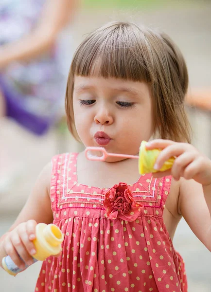 Ritratto Simpatica Bambina Che Soffia Bolle Sapone — Foto Stock