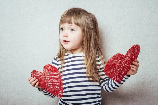 Маленькая Девочка Красным Сердцем Крупный План Изолирован Сером Фоне — стоковое фото