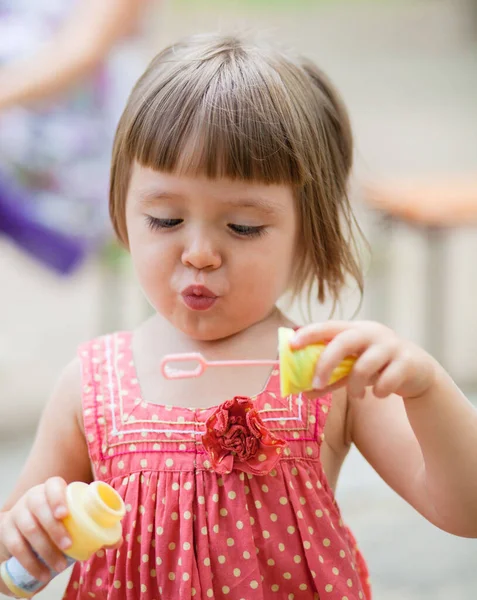 Ritratto Simpatica Bambina Che Soffia Bolle Sapone — Foto Stock