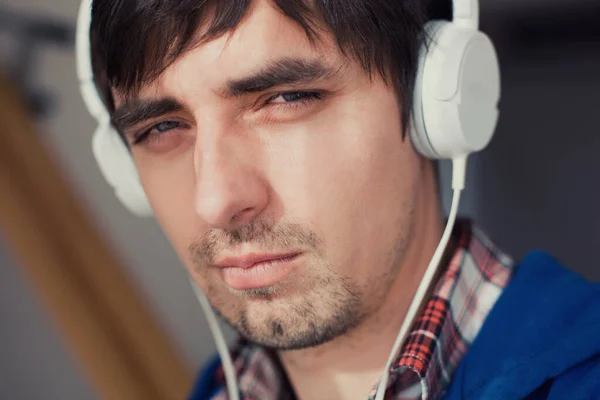 Porträt Eines Jungen Mannes Der Musik Hört — Stockfoto