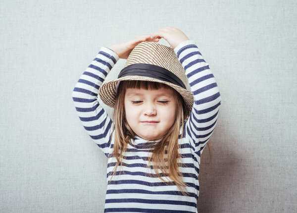 девушка в шляпе улыбается
