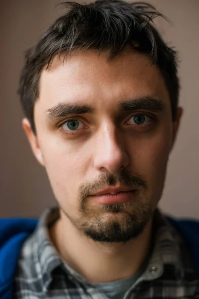 Retrato Hombre Contra Fondo Del Estudio — Foto de Stock