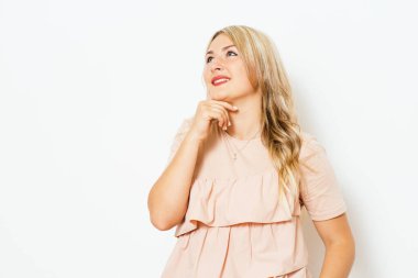 Kadın stüdyo geçmişine karşı düşünüyor.