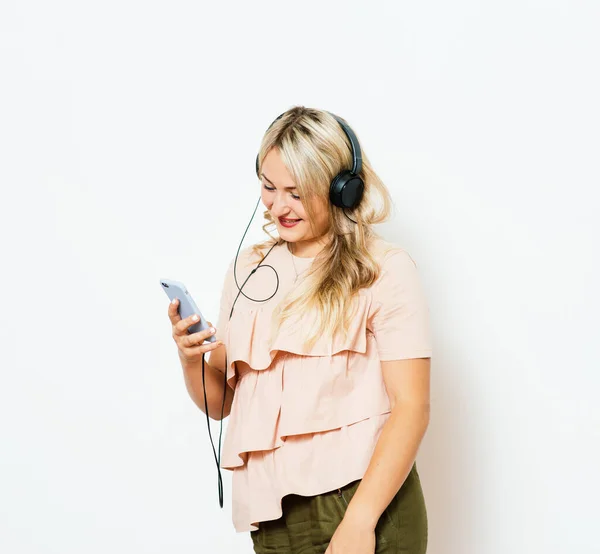 Mujer Con Auriculares Contra Fondo Estudio —  Fotos de Stock