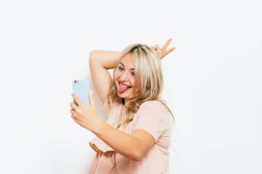 Stüdyonun arka planında selfie çeken kadın.