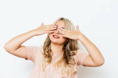 Kadın elleriyle gözlerini kapatıyor.