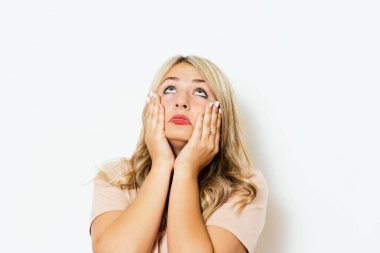 Stüdyoda çalışan umutsuz bir kadın.