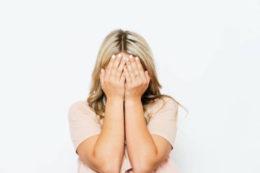  Kadın elini yüzünü kapatıyor.