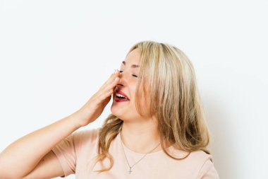 Esniyor. Stüdyo geçmişine karşı kadın