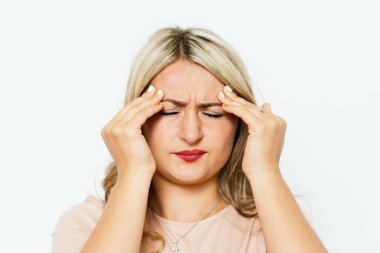 Baş ağrısı çeken kadın stüdyo geçmişine karşı