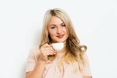 Stüdyo arka planında fincan olan kadın.