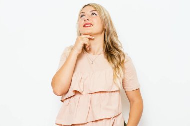 Kadın stüdyo geçmişine karşı düşünüyor.