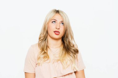 Stüdyo arka planında dil gösteren kadın