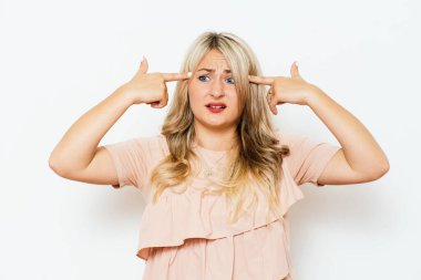 Parmağıyla şakağına dokunan bir kadın..